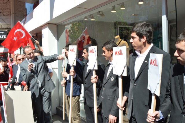 MHP Akil Adamları protesto etti