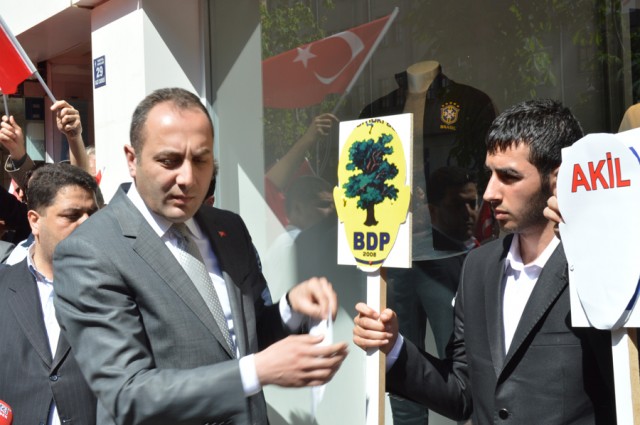 MHP Akil Adamları protesto etti