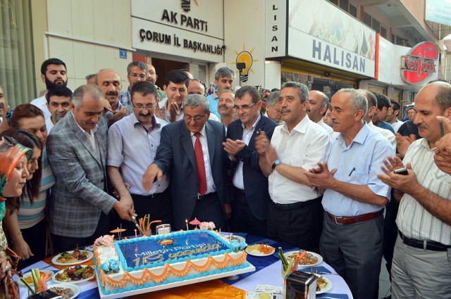 AK Parti’de 13. yıl pastası kesildi ‘Sırtını mille