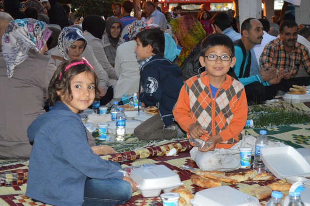 3 bin kişilik dev iftar sofrası