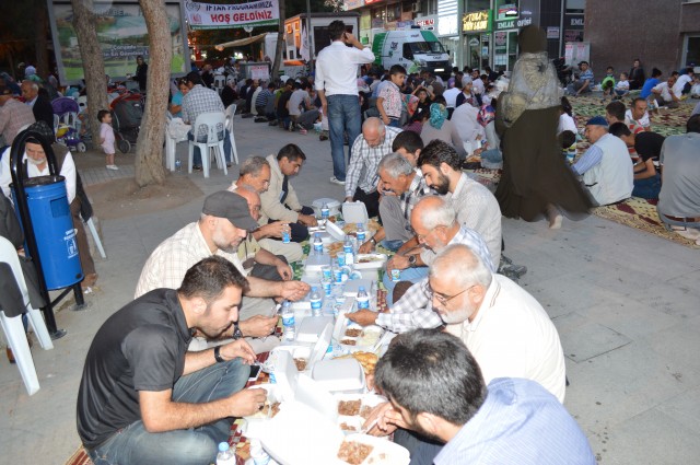 3 bin kişilik dev iftar sofrası