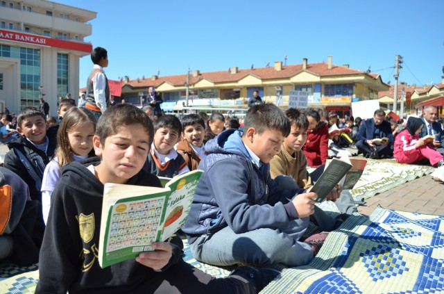 Alaca Meydanı’nda kitap okudular