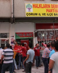 HDP binasına Türk Bayrağı astılar