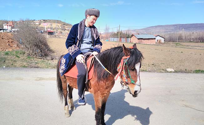 Kazakistanlı misafir at bindi
