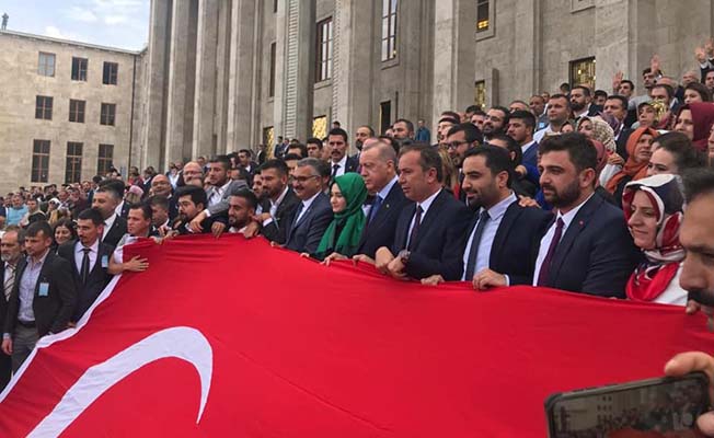 Erdoğan ile dev Türk bayrağı açtılar