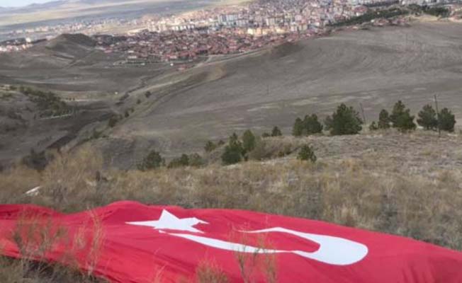 Tepeye Türk Bayrağı