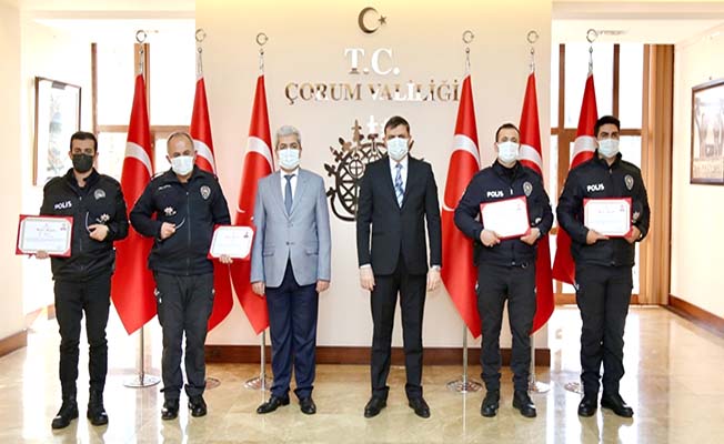 Türkiye'nin konuştuğu polislere ödül