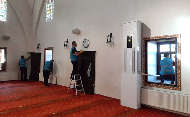Yükümlüler camileri temizliyor