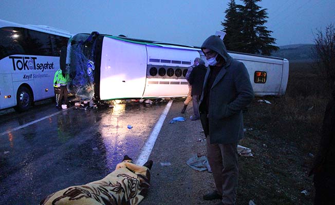 Yolcu otobüsü devrildi: 2 ölü, 24 yaralı