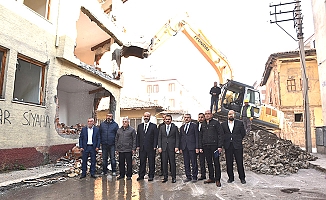 Karakeçili'de bina yıkımı