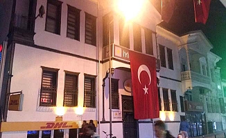 İYİ Parti bayrağı astı
