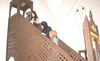 Kız öğrenciler camiyi temizledi