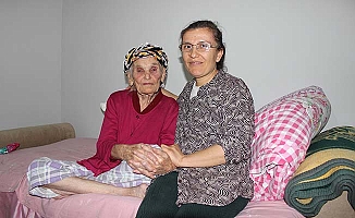 Alzheimer hastası kadının evini onardılar