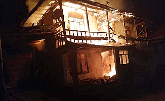 İki katlı ev tamamen yandı