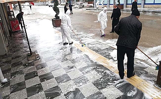 Tonlarca su ile sokaklar yıkanıyor