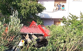 Freni patlayan kamyonet evin bahçesine girdi