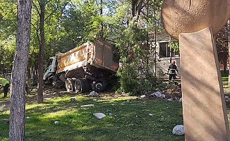 Freni patlayan kamyon Yunus Emre Parkı'na daldı