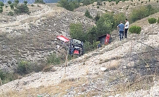 Traktör devrildi, 2 ölü