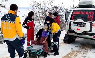 Köyde mahsur kalanlara paletli ambulans yetişti
