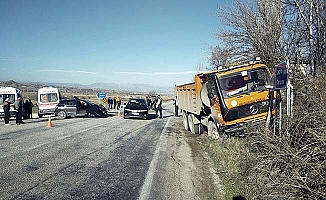 Osmancık yolunda kaza, otomobil kamyonla çarpıştı