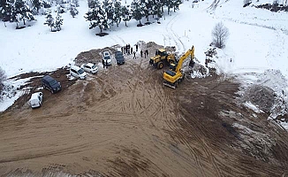 Baraja 10 bin kamyon kar taşındı