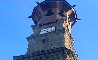 Tarihi Saat Kulesi dökülüyor