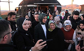 Sümeyye Erdoğan Bayraktar gençlerle buluştu
