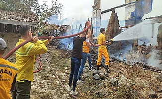 Köy yangını: 3 ev 6 samanlık yandı