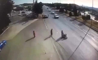 Motosiklet sürücüsünün hayatını kaybettiği kaza kamerada