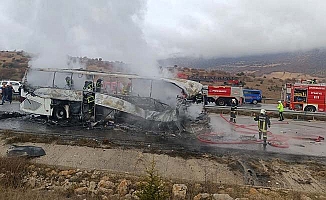 Otobüs kamyona çarparak yandı: 2 ölü, 5 yaralı