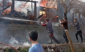Kargı'da yangın 6 ev yandı
