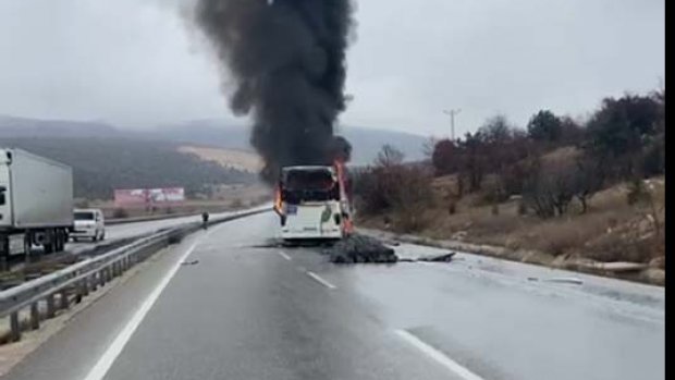 Yolcu otobüsü kamyona çarparak yandı: 2 ölü, 5 yaralı
