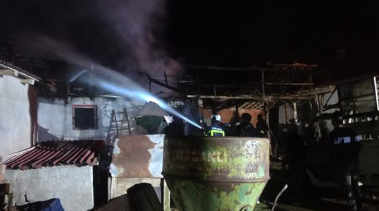 Kamyonette yangın eve sıçradı