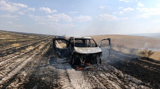 Örtü yangınının sıçradığı araç kül oldu