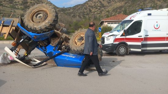 Traktör ile ambulans çarpıştı