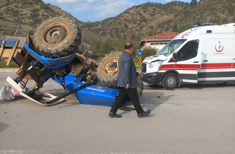 Traktör ile ambulans çarpıştı