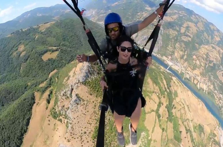 Kazada hayatını kaybeden paraşüt pilotu havada anıldı