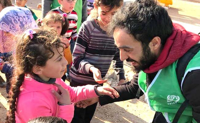 Acılı yüzleri güldürüyorlar