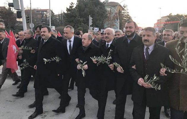 Ellerinde zeytin dalı ile yürüdüler