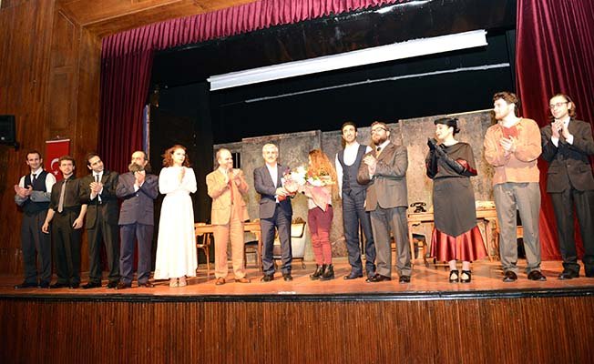 Ayakta alkışlandılar