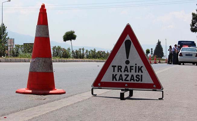 Önce araca sonra duvara çarptı!