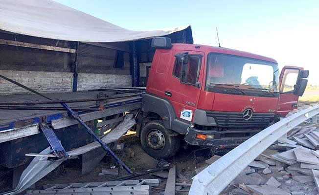 Tır kontrolden çıktı, güçlükle durdu