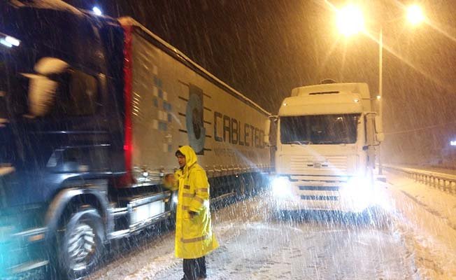 Araçlar yollarda kaldı