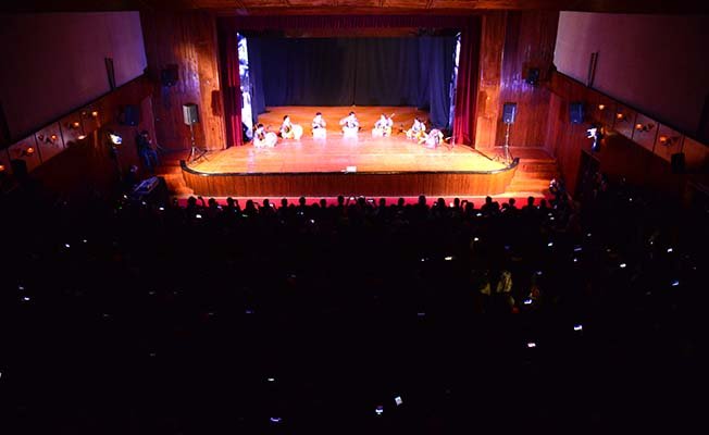 Koreli dansçılara alkış