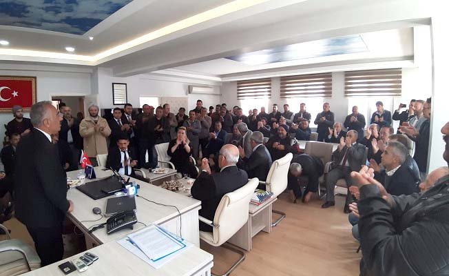 Alkışlarla makama oturdu