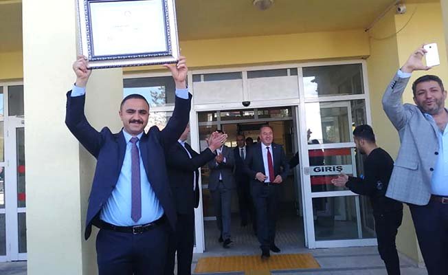 Ve Şahiner mazbatasını aldı