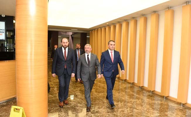 Eski akademisyen Rektör'ü övdü