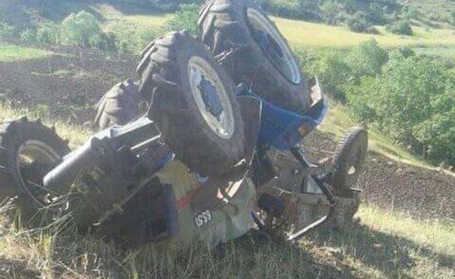 Kontrolden çıkan traktör devrildi