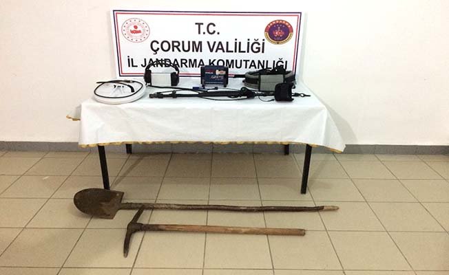 Kazma-kürek suçüstü yakalandılar