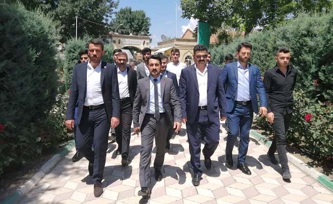 Ülkücüler şehitlerin kabrinde